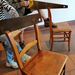 Des enfants scient des chaises