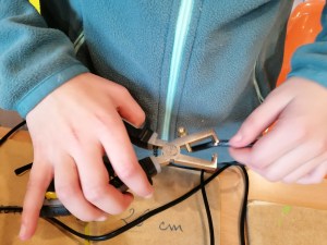 Mains d'enfant qui coupe un cable électrique