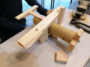 Un hélicoptère en bois construit par un enfant