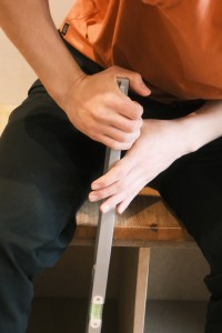 Un menuisier vérifie qu'une planche est droite